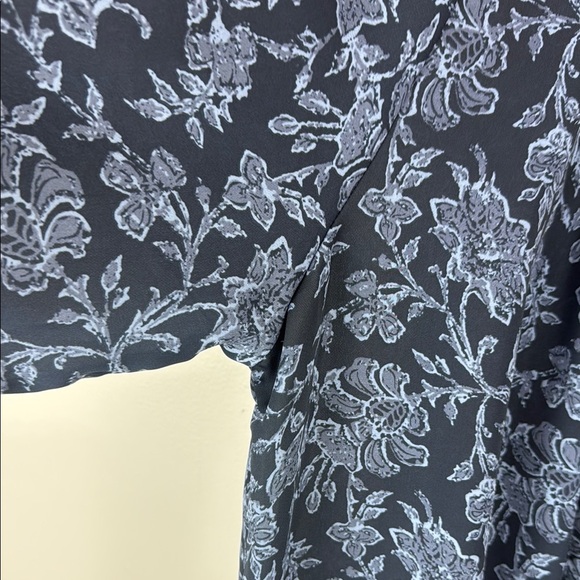 Tahari Blue Robe with Elegant Floral Print Size Large/XLarge - Picture 4 of 11